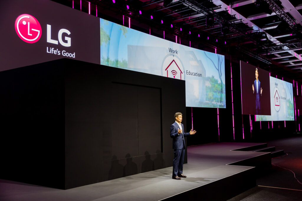 BS사업본부 유럽사업담당 김경호 부사장이 LG 씽큐 홈을 소개하는 모습