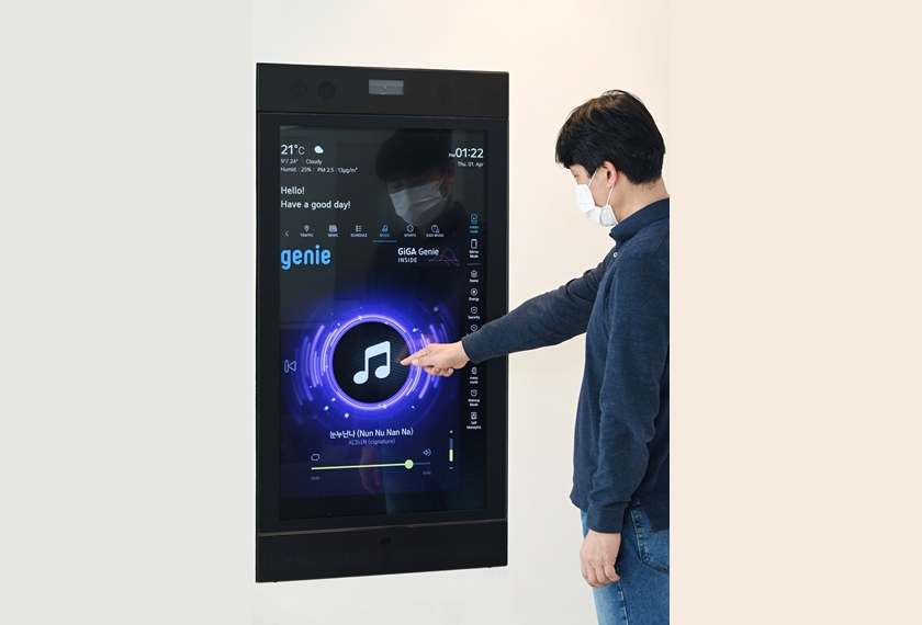 LG전자 직원이 경기도 판교에 있는 'LG 씽큐 홈'에서 스마트미러를 활용해 KT 기가지니가 제공하는 인공지능 서비스를 이용하고 있다.